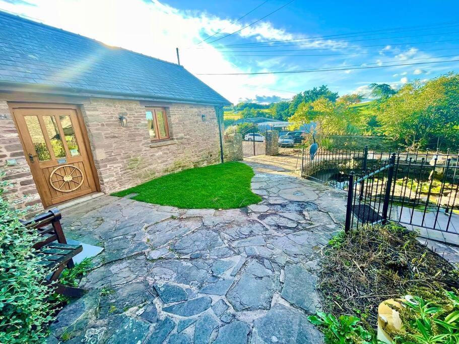 فيلا Stone Built Barn In A Beautiful Rural Setting Llangwm-Isaf المظهر الخارجي الصورة