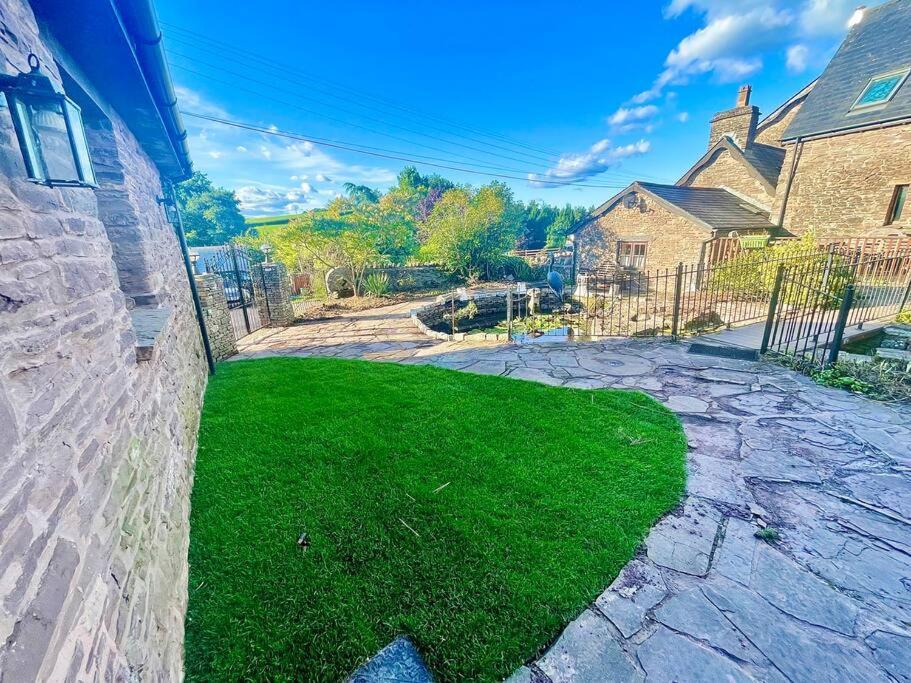 فيلا Stone Built Barn In A Beautiful Rural Setting Llangwm-Isaf المظهر الخارجي الصورة
